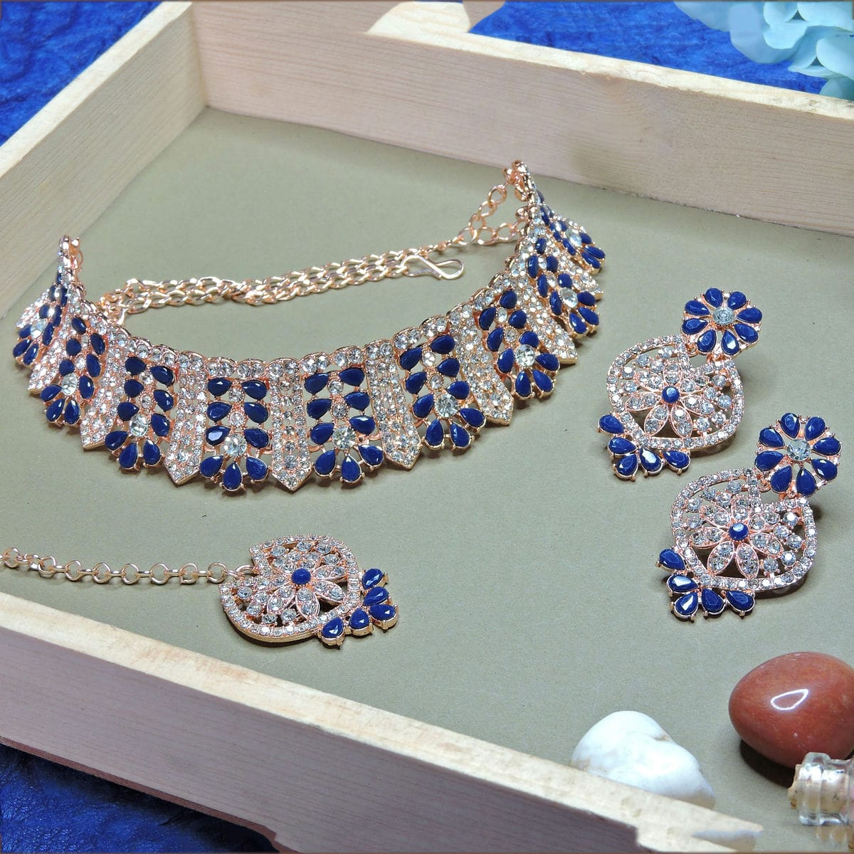 Alloy Choker Necklace Set In Blue Colour